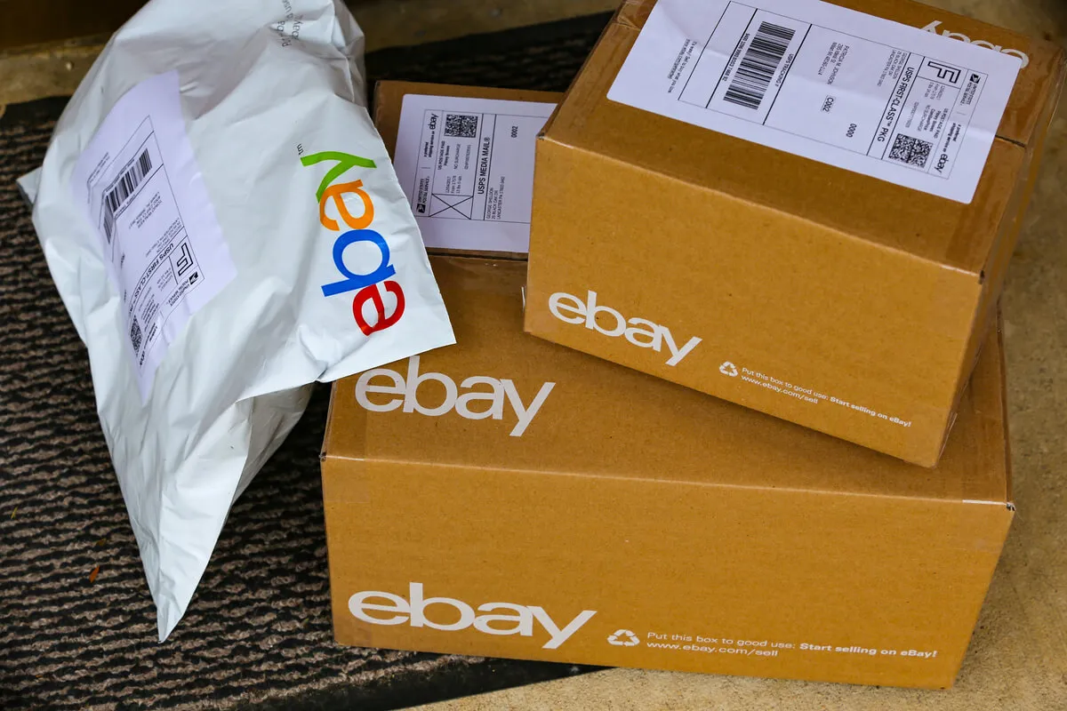 Duas caixas e um pacote do eBay