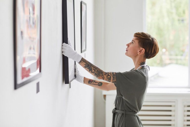 Artista pendurando o seu quadro