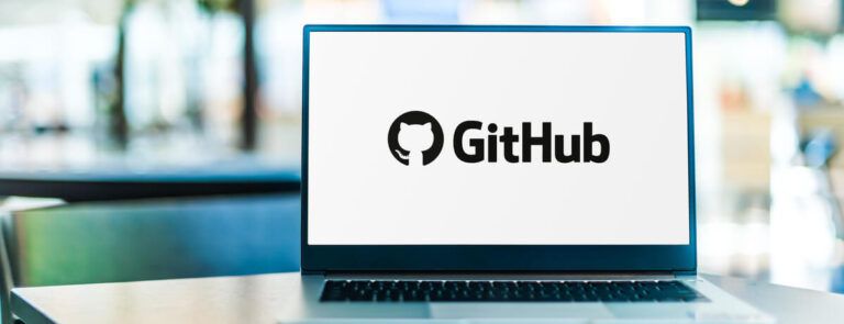 Notebook com a marca Github na tela