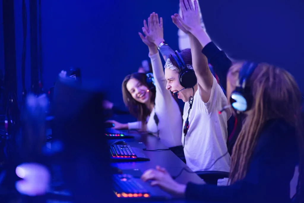 Equipe de e-sports comemorando vitória.