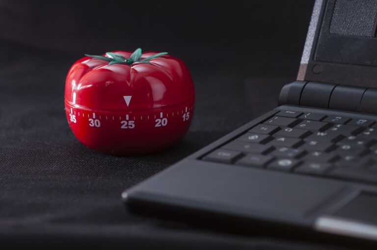 Cronômetro em formato de tomate usado para o método Pomodoro.