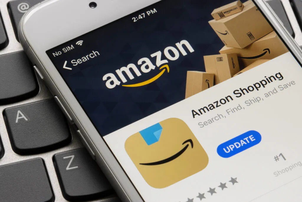 Smartphone exibindo a tela de um aplicativo para vender na Amazon.