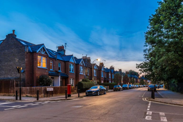 Rua com opções de casas para alugar na Inglaterra