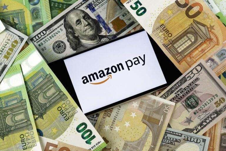 Cédulas e um tablet na página da Amazon Pay