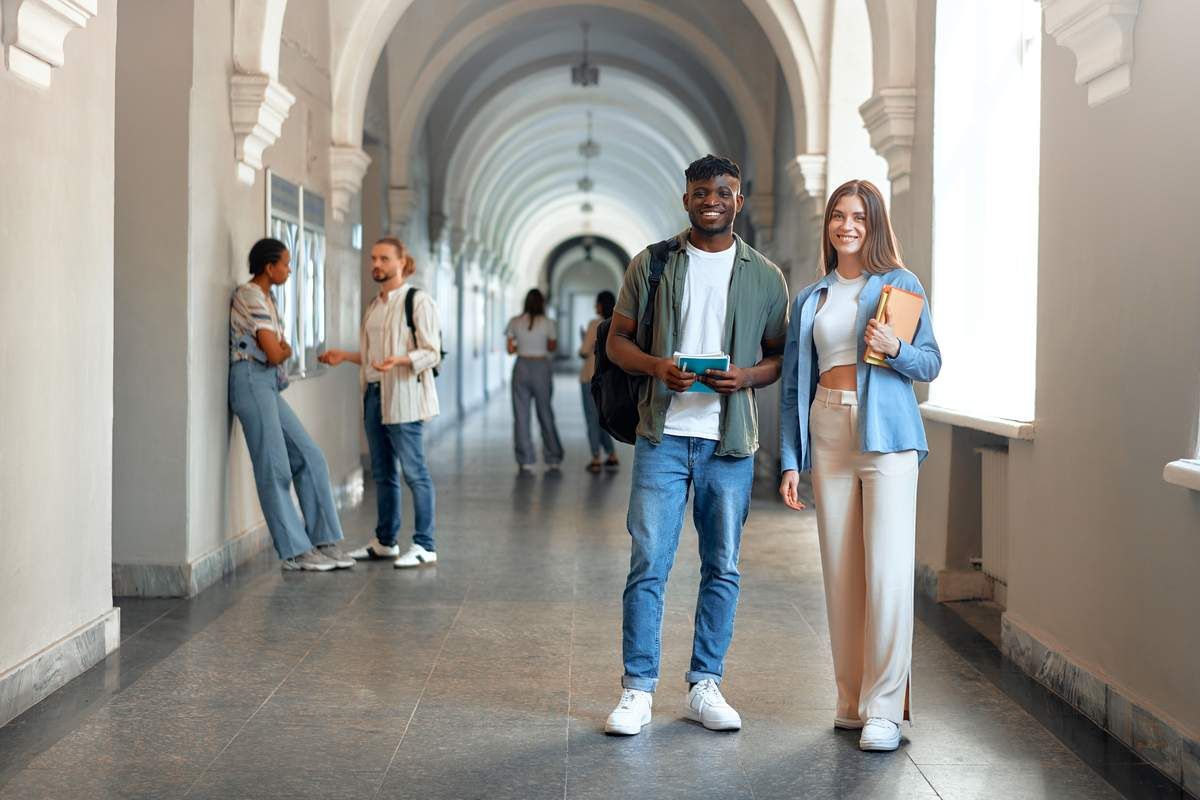 Estudantes caminhando nos corredores de uma boarding school