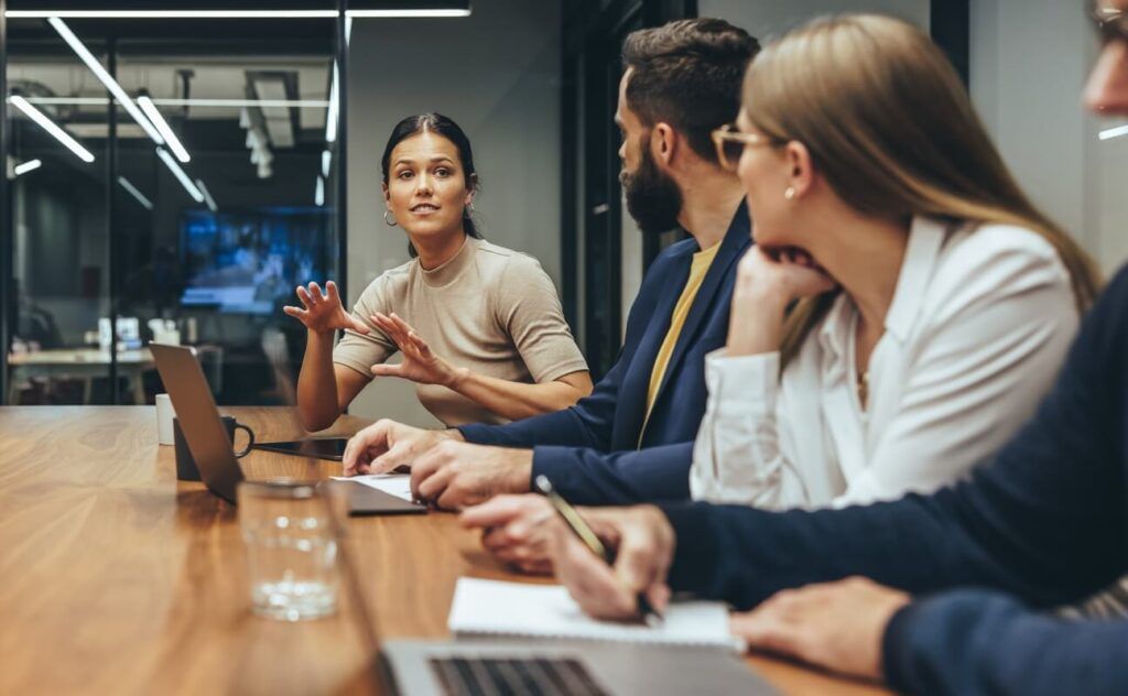 Equipe reunida falando dos últimos livros sobre liderança lidos por eles.