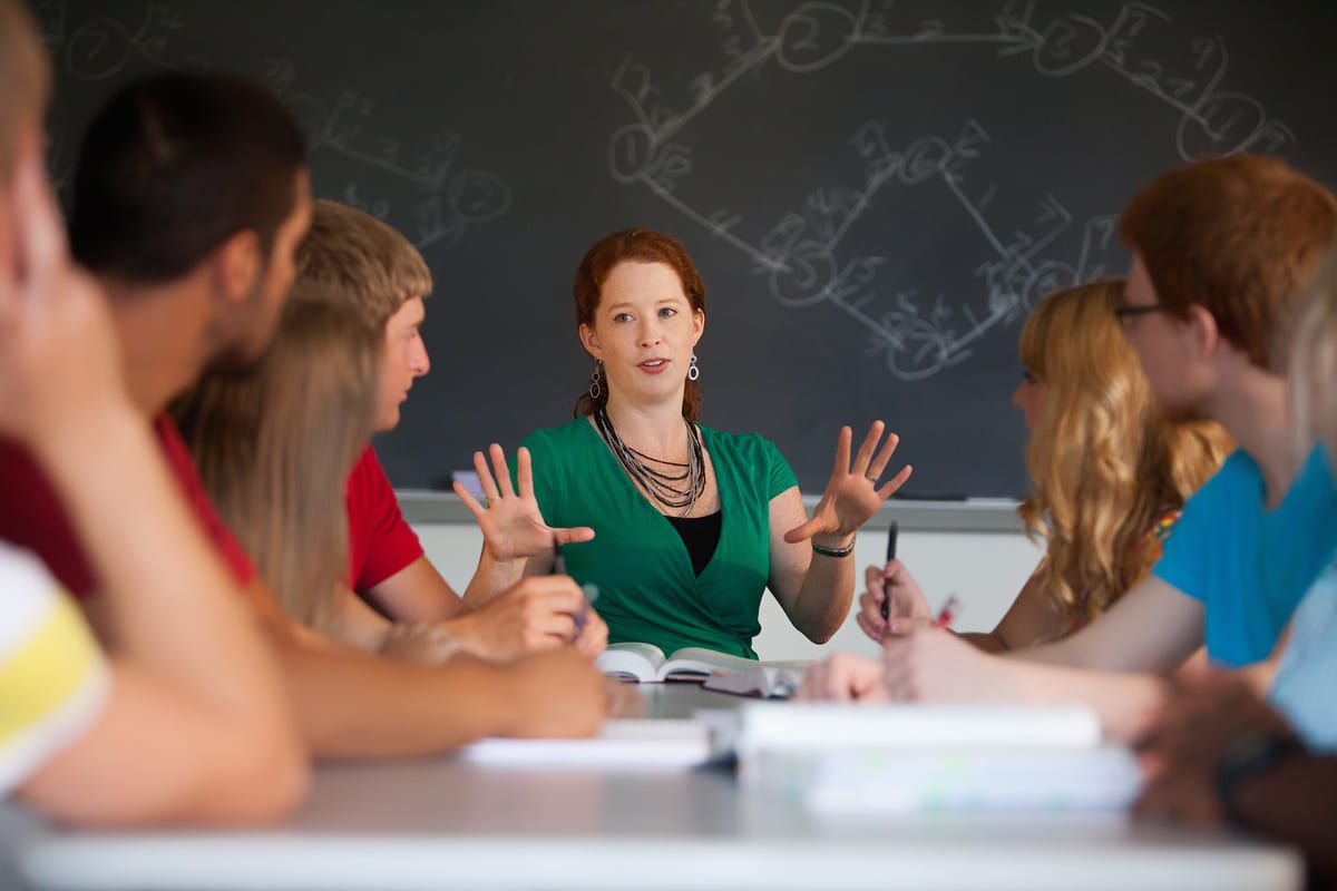 Professora dando aula em um Liberal Arts College.