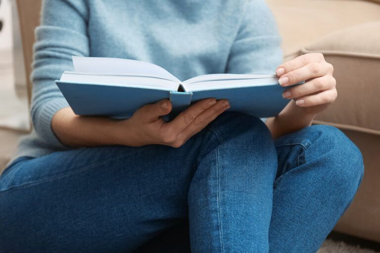 Pessoa lendo um de seus livros sobre liderança