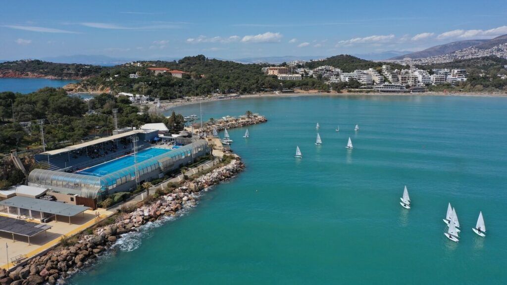 Vista aérea do mar de Atenas