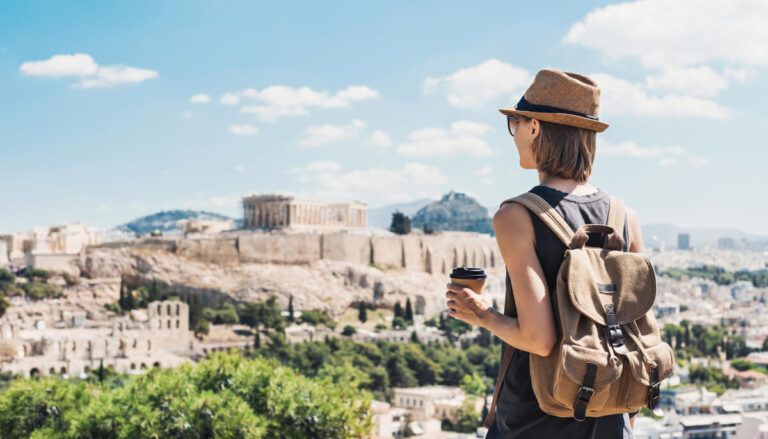 Turista decidindo o que fazer em Atenas