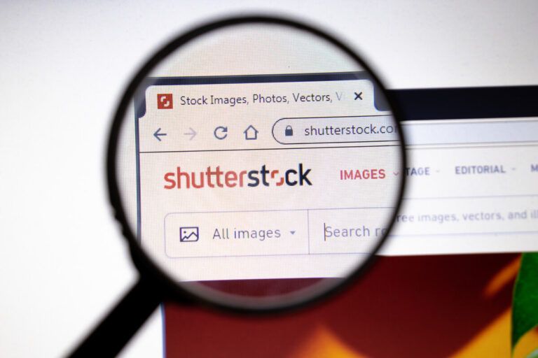 Site da Shutterstock no navegador de um laptop