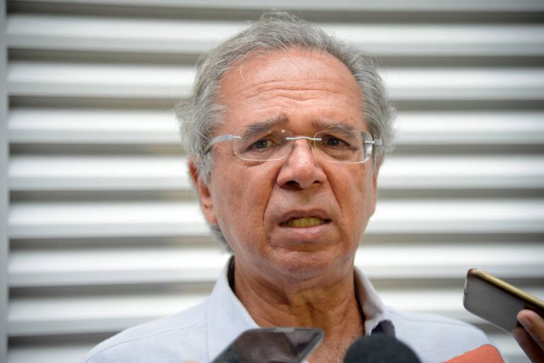 Imagem do ministro Paulo Guedes sendo entrevistado