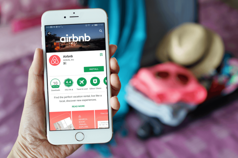 celular com o aplicativo do airbnb aberto com o fundo desfocado