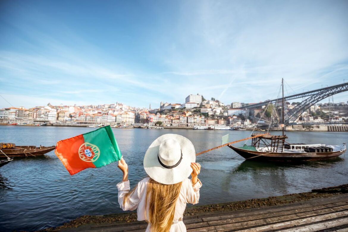 Mulher cidadania portuguesa segurando bandeira de Portugal