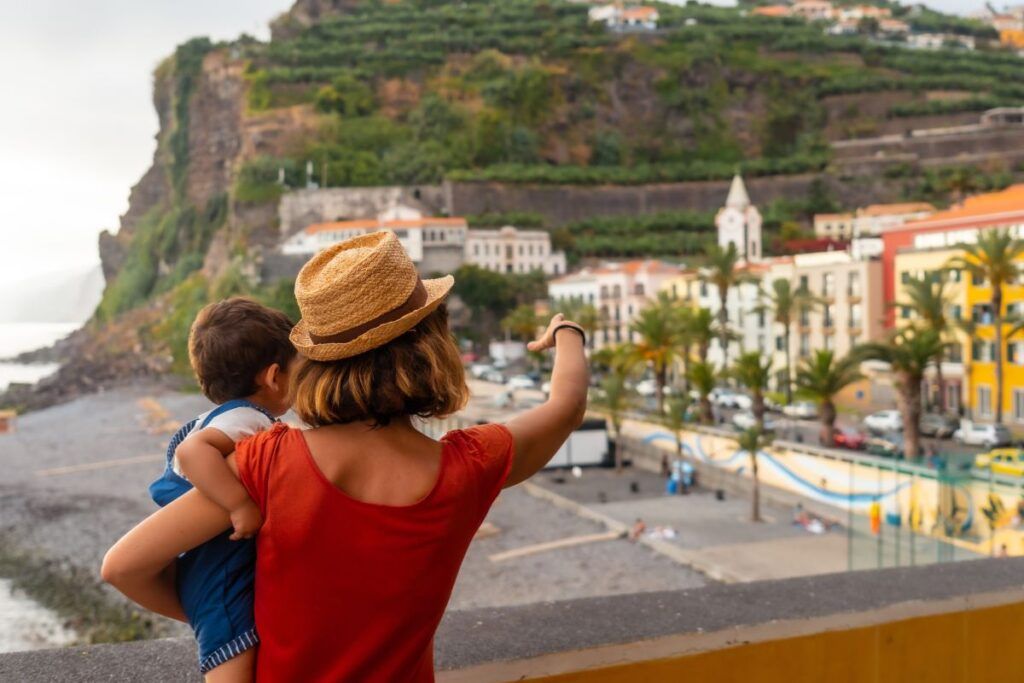 Mãe com filho no colo na cidade de Madeira, Portugal