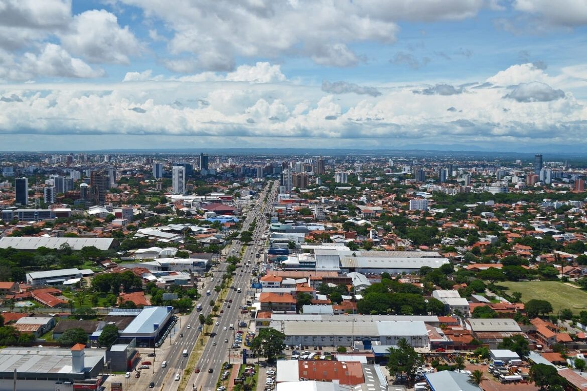 Ruas de cidade com universidades para estudar medicina na Bolívia.