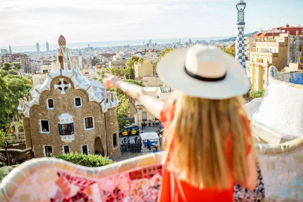 Mulher visitando os pontos turísticos de Barcelona. 