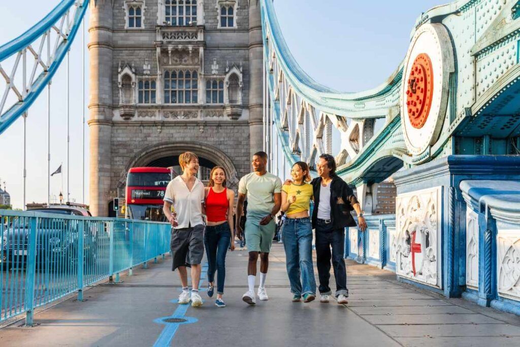 Grupo de estudantes de intercâmbio caminhando por Londres. 