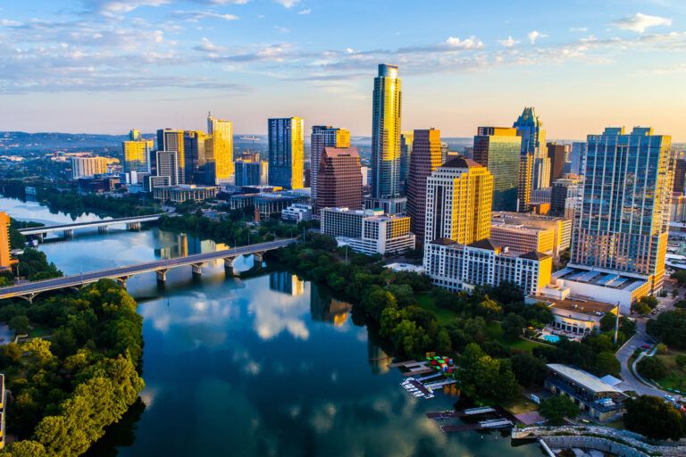 Cidade com muitos prédios, representando como morar no Texas.