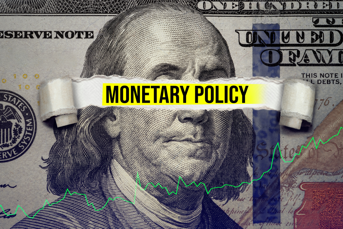 dólar rasgado no meio escrito política monetária