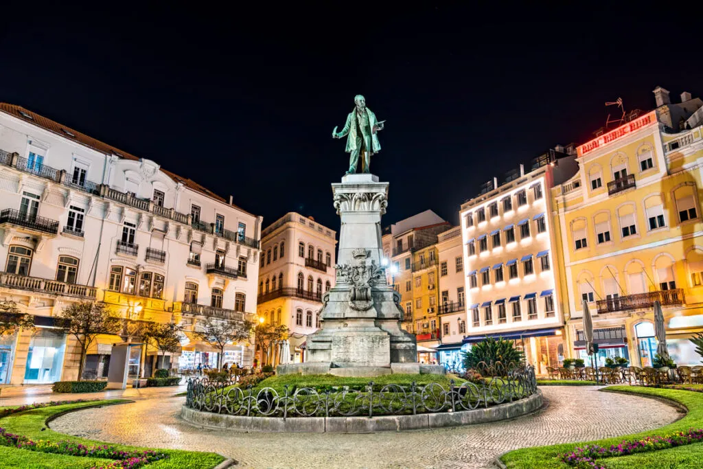 Foto da estátua de Joaquim Antônio de Aguiar que representa as vantagens de morar em Coimbra