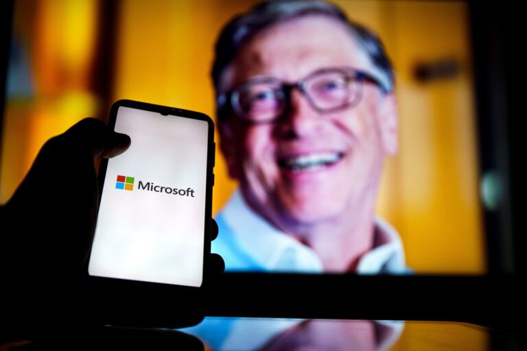 pessoa segurando o celular aberto no aplicativo da Microsoft olhando para a foto do Bill Gates, o quarto homem mais rico do mundo em 2022