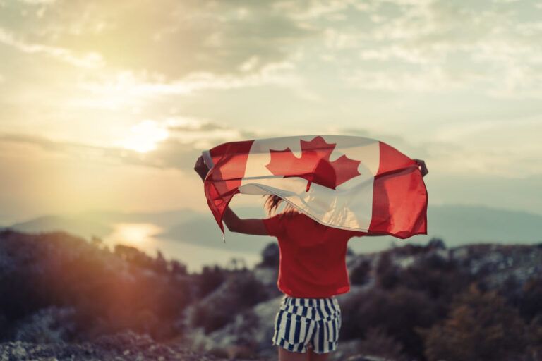 Homem comemorando que conseguiu a cidadania canadense.