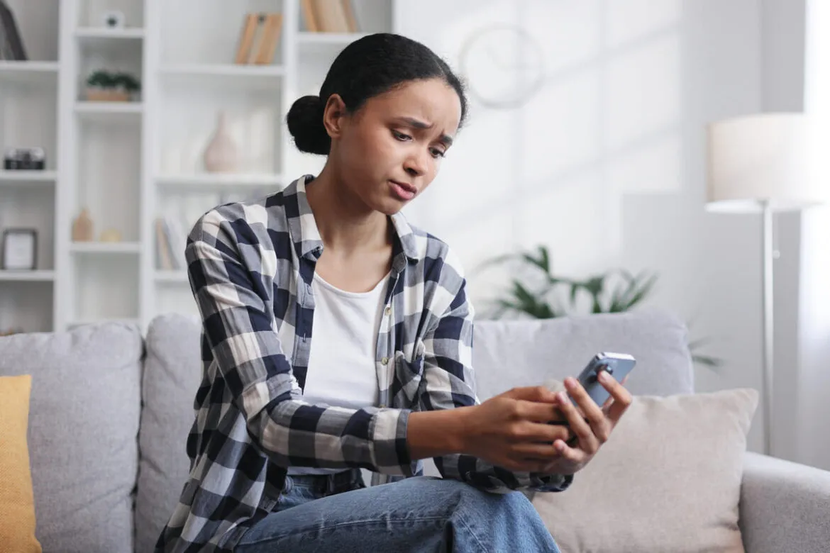 Garota aprendendo a como bloquear app de banco em celular roubado