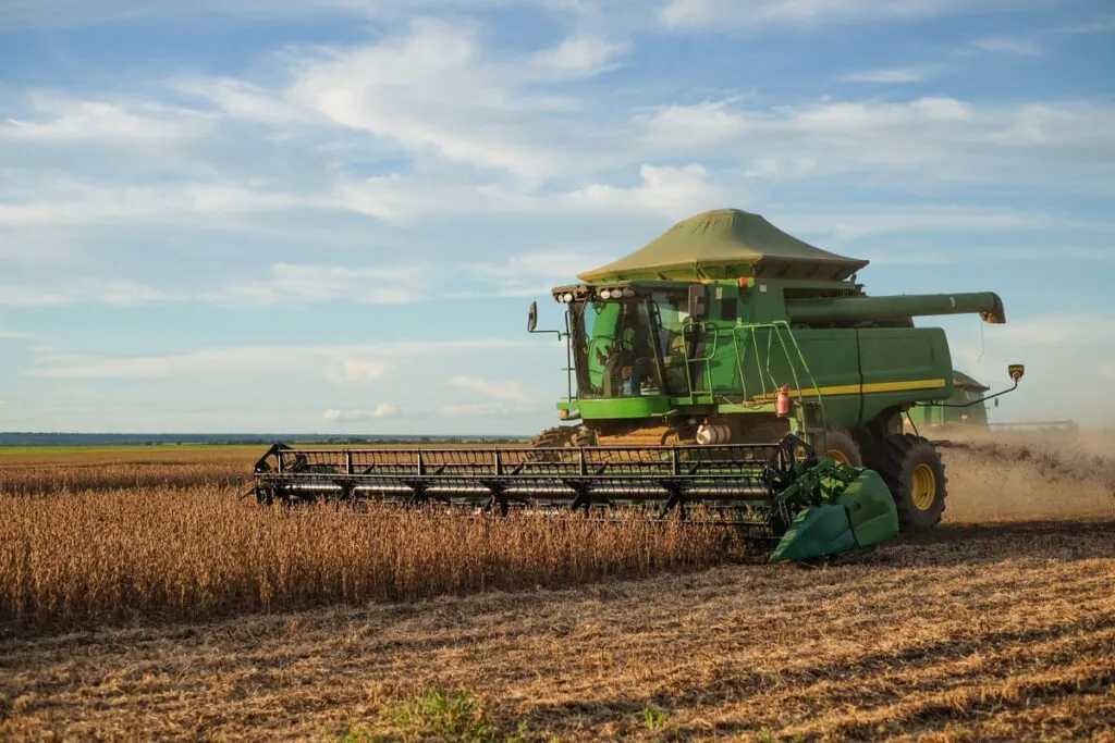 Máquina trabalhando em uma plantação que mostra as diferenças de uma agtech para as empresas tradicionais