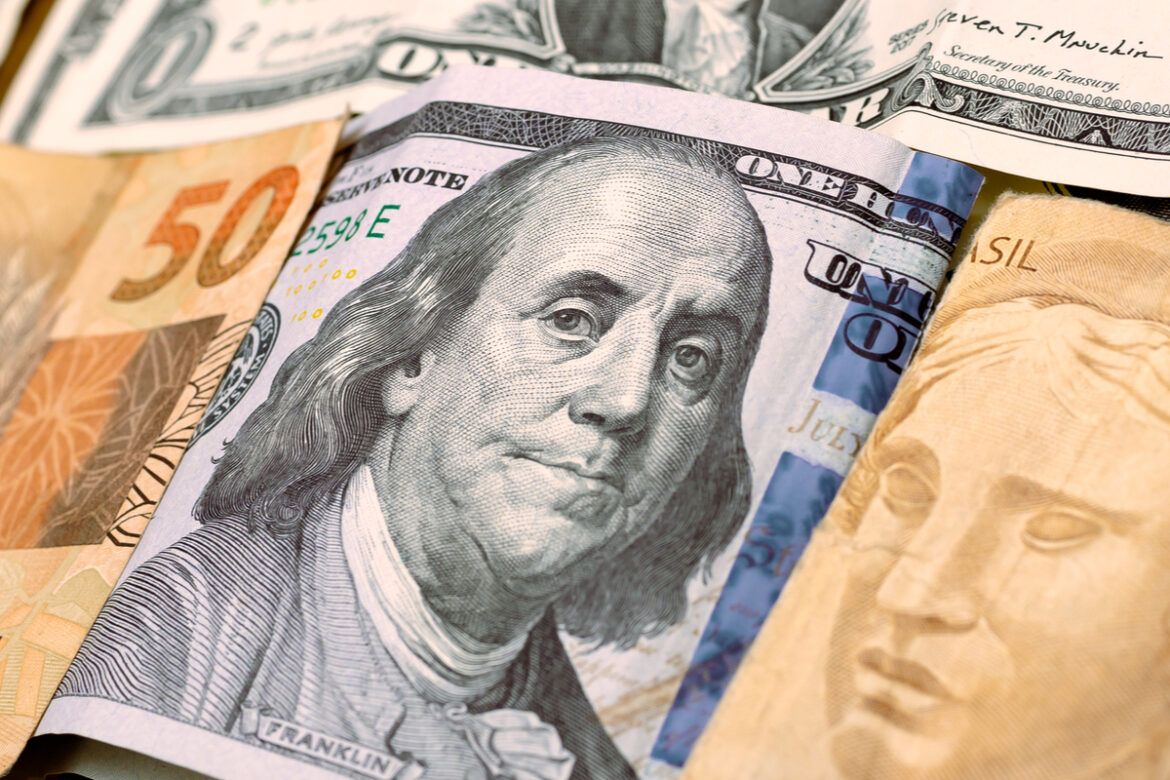 Dólar fecha em alta com dados de inflação dos EUA e do Brasil, Economia