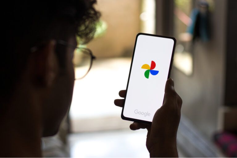 homem abrindo no celular o aplicativo do google fotos