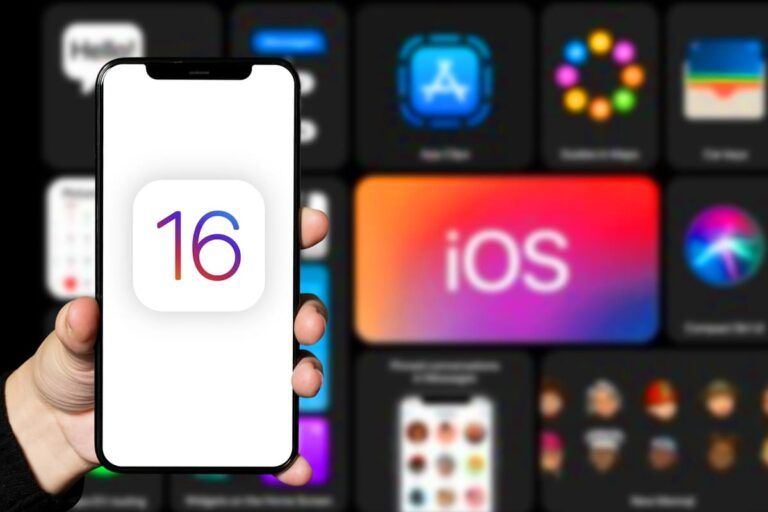 Aparelho celular com um logo do iOS 16 na tela