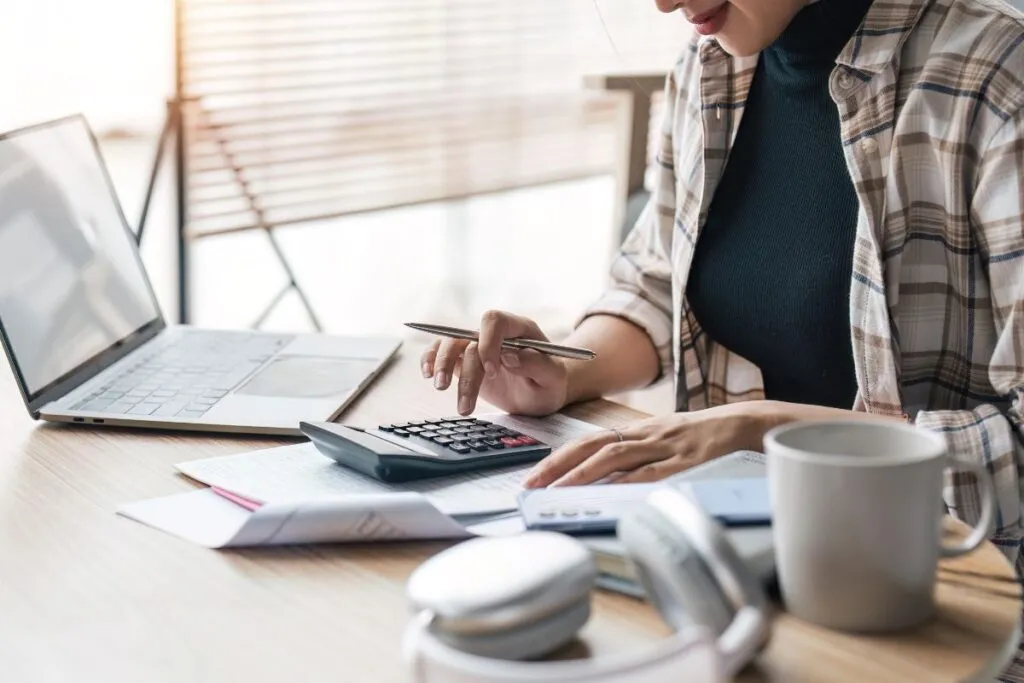 Mulher calculando imposto do CNPJ para programador.