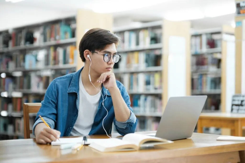 Estudante solicitando a matrícula no mestrado na Espanha. 