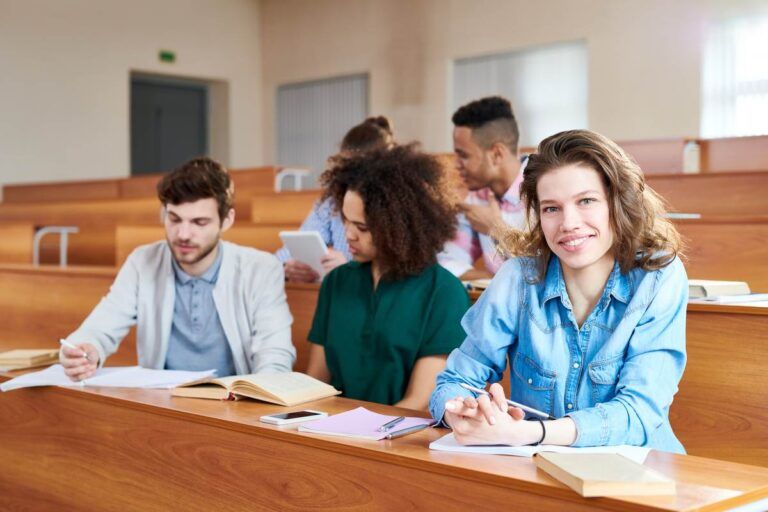 Estudantes de mestrado na Alemanha lendo o conteúdo do curso.