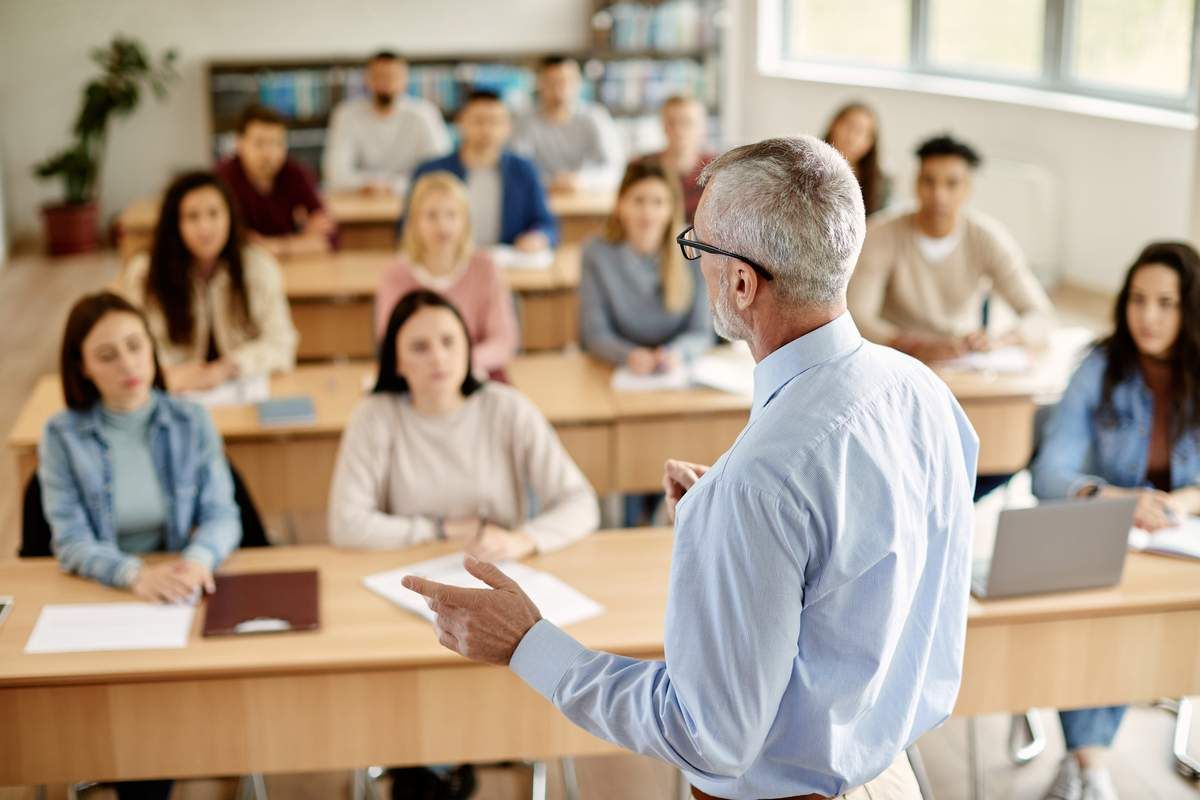 Professor ministrando aula de mestrado na Espanha