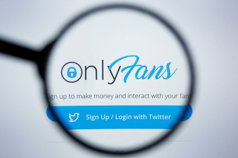 lupa na frente da tela do computador enquanto carrega a página inicial da plataforma de onlyfans