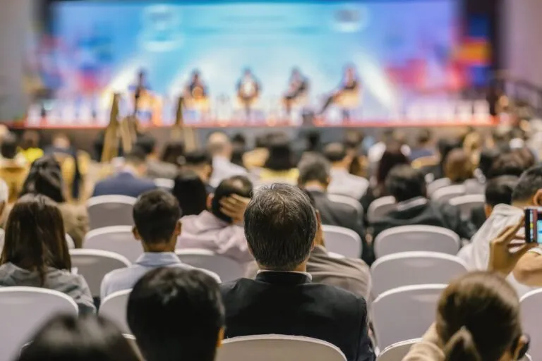 Participantes do Startup Summit assistindo palestra.