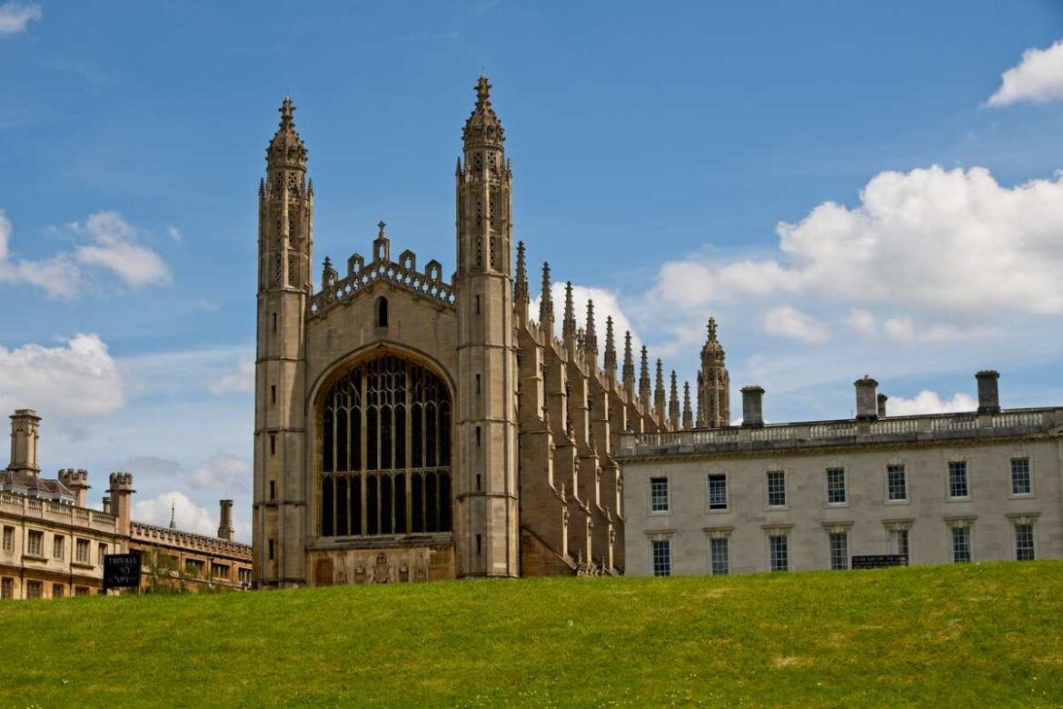 Entrada da Universidade de Cambridge em um dia de sol.