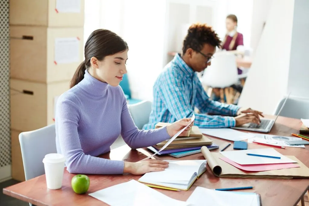 Estudantes na biblioteca pesquisando sobre visto para Inglaterra