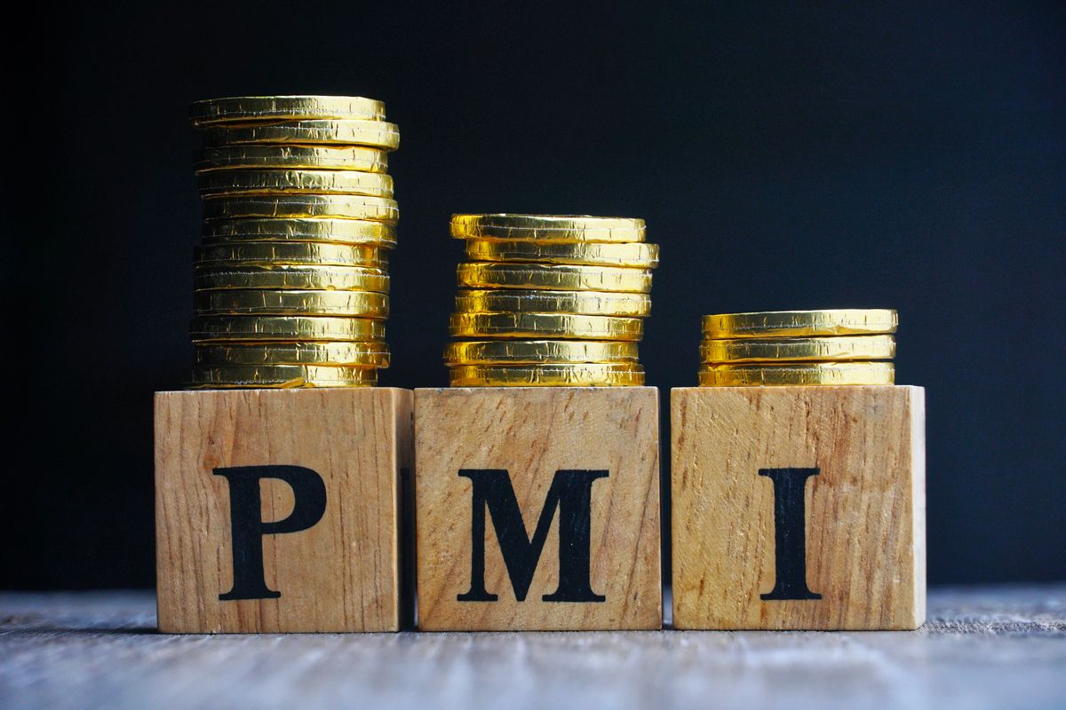 pecinhas de madeira escritas PMI com moedas em cima