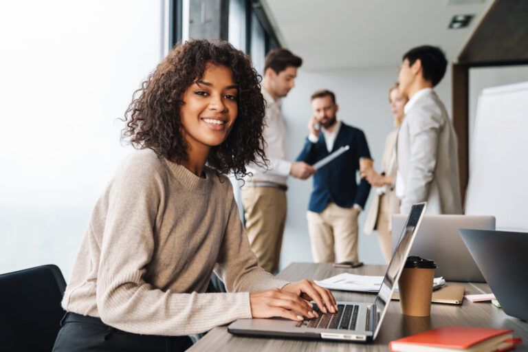 Jovem empresária aplicando os princípios do endomarketing em sua empresa.