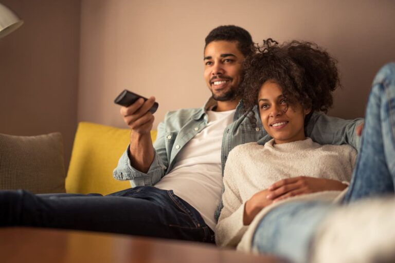 Casal assistindo filmes sobre tecnologia.bre teco