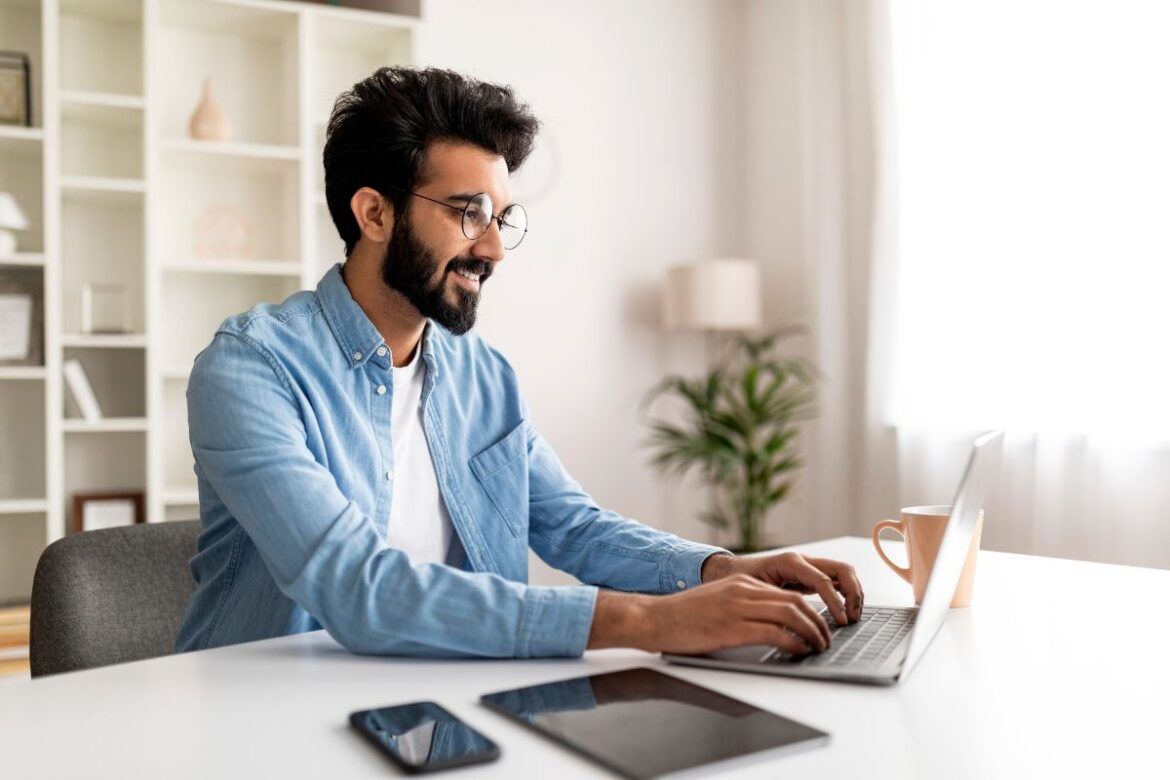 Homem se inscrevendo em sites para freelancer em dólar.