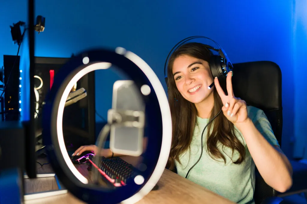 menina usando ring light como equipamento para gravar vídeos para o youtube