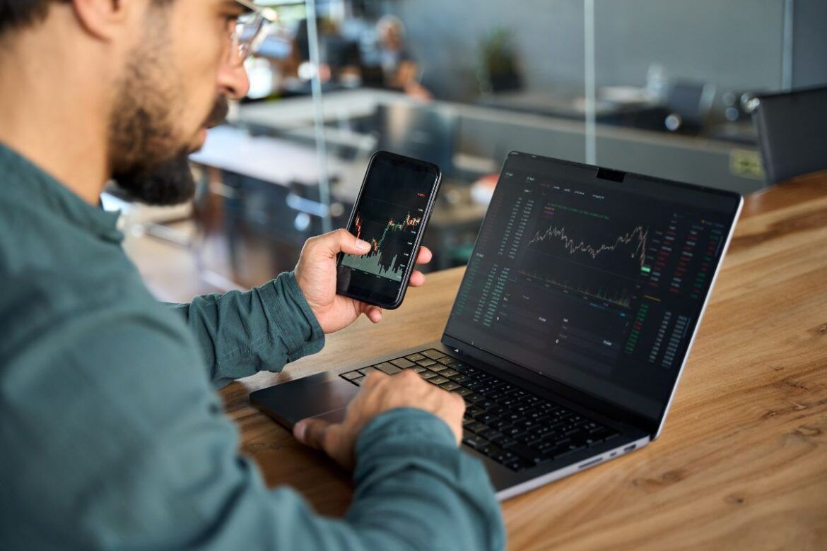 Homem acessando plataforma de uma das maiores corretoras de investimentos do mundo.