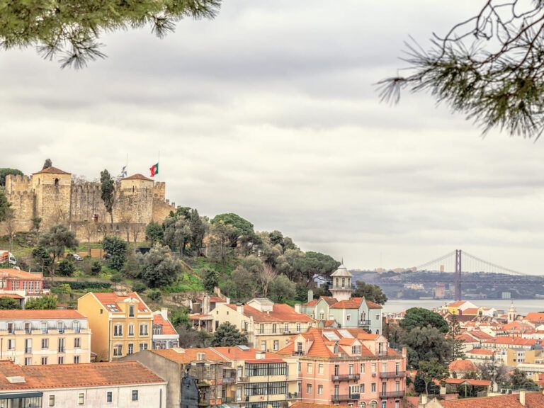 Foto panorâmica de Lisboa, representando como é morar na capital portuguesa.