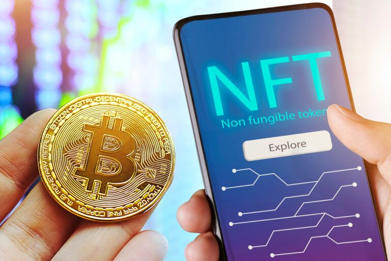 Mão segura smartphone com mercado de blockchain NFT criptográfico bitcoin