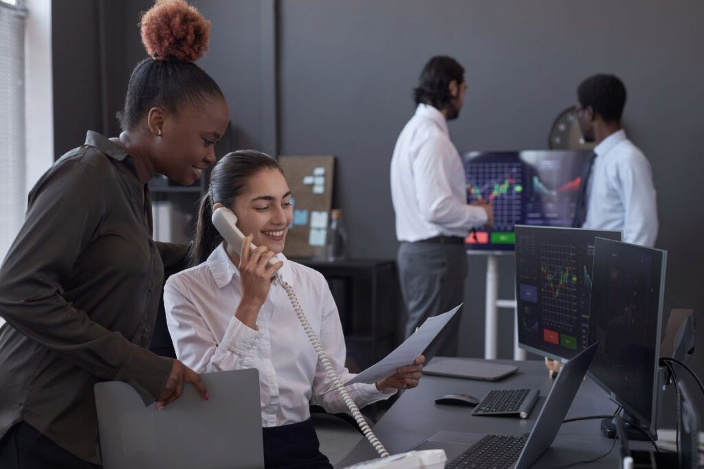 Consultores atendendo clientes de finanças da corretora. 