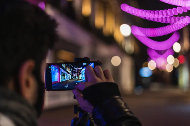 homem gravando vídeo em time-lapse